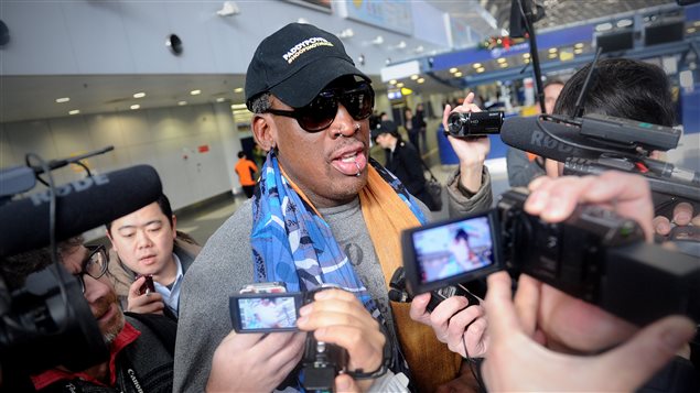 L'ancien joueur étoile de basketball Dennis Rodman arrive à l'aéroport de Beiking, d'où il s'est rendu en Corée du Nord du 19 au 23 décembre 2013.