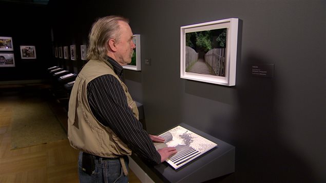 Pete Haertel admire une oeuvre à l'exposition «Au-delà du regard» Pete Haertel admire une oeuvre à l'exposition «Au-delà du regard»