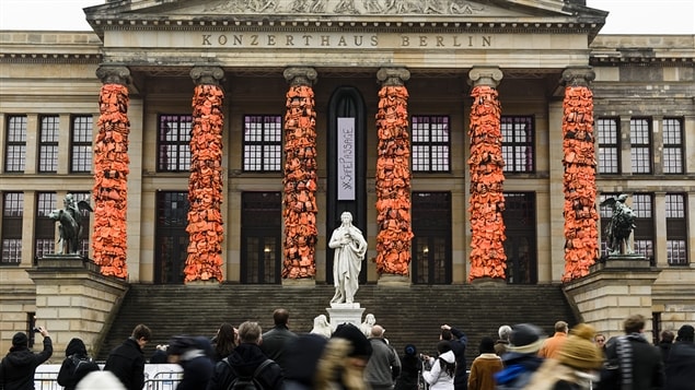 Le Konzerthaus de Berlin recouvert de gilets de sauvetage de migrants Le Konzerthaus de Berlin recouvert de gilets de sauvetage de migrants