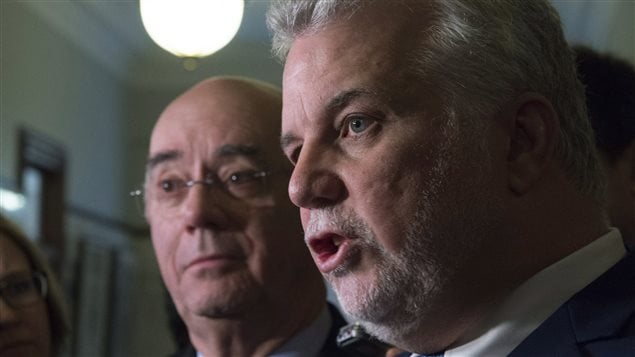 Flanqué de son ministre des Transports, Jacques Daoust, le premier ministre Philippe Couillard défend l'investissement du gouvernement dans la C Series de Bombardier. Flanqué de son ministre des Transports, Jacques Daoust, le premier ministre Philippe Couillard défend l'investissement du gouvernement dans la C Series de Bombardier.