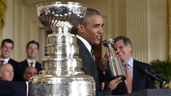 Barack Obama s'est fait offrir une version miniature de la coupe Stanley. Barack Obama s'est fait offrir une version miniature de la coupe Stanley.