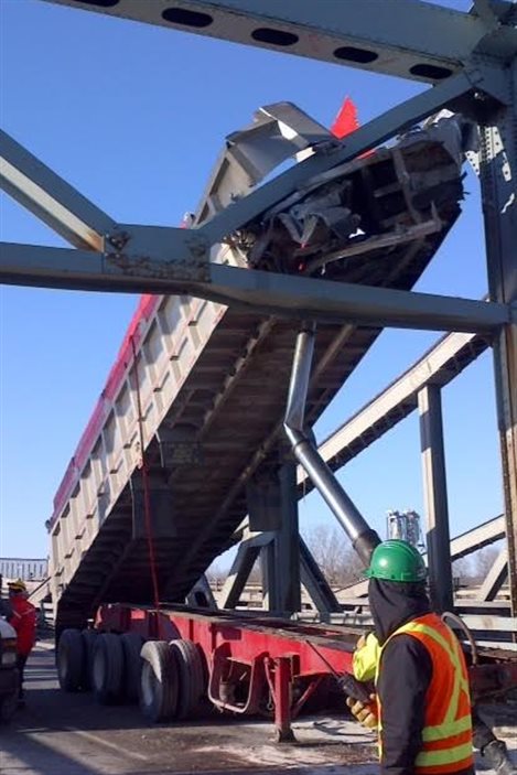 Une benne d'un camion coincée dans la structure du pont Mercier Une benne d'un camion coincée dans la structure du pont Mercier