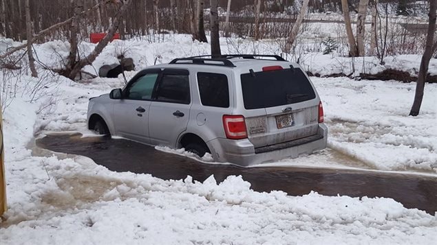 Une voiture dans une inondation Une voiture dans une inondation