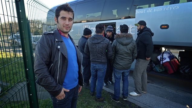 Des migrants s'apprêtent à quitter la « Jungle » pour aller dans le sud de la France. Des migrants s'apprêtent à quitter la « Jungle » pour aller dans le sud de la France.