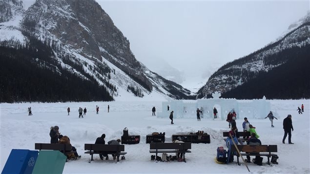 Des touristes patinent sur le lac Louise dans le parc national Banff Des touristes patinent sur le lac Louise dans le parc national Banff