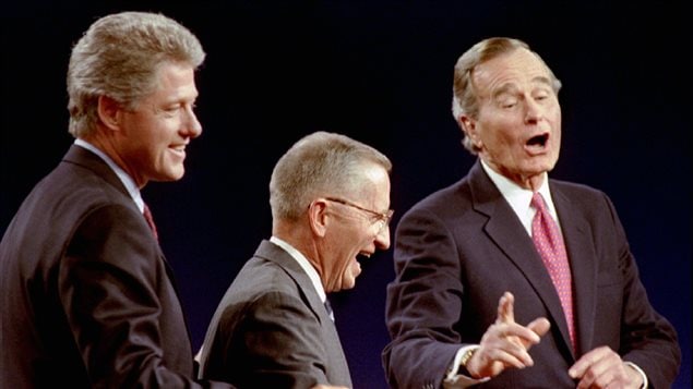 Le candidat démocrate Bill Clinton, l'indépendant Ross Perot et le président républicain sortant George H. Bush, lors d'un débat en 1992. Le candidat démocrate Bill Clinton, l'indépendant Ross Perot et le président républicain sortant George H. Bush, lors d'un débat en 1992.