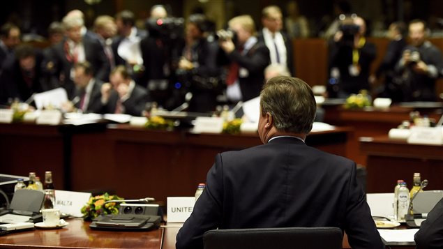 Le premier ministre britannique David Cameron prend place à la table des négociations. Le premier ministre britannique David Cameron prend place à la table des négociations.