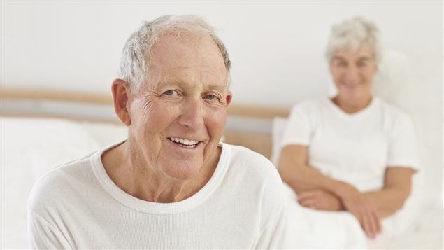 Un couple de personnes âgées dans un lit Un couple de personnes âgées dans un lit