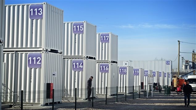 Quelques-uns des 125 conteneurs où sont logés des migrants. Quelques-uns des 125 conteneurs où sont logés des migrants.