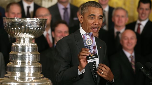 Barack Obama a paru plus impressionné par son accès VIP au stationnement du United Center que par la Coupe Stanley Barack Obama a paru plus impressionné par son accès VIP au stationnement du United Center que par la Coupe Stanley