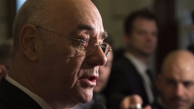 Le ministre Daoust dans une mêlée de presse à Québec Le ministre Daoust dans une mêlée de presse à Québec