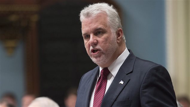 Le premier ministre Philippe Couillard a défendu l'entente conclue avec Air Canada au sujet de la poursuite dans le dossier d'Aveos. Le premier ministre Philippe Couillard a défendu l'entente conclue avec Air Canada au sujet de la poursuite dans le dossier d'Aveos.