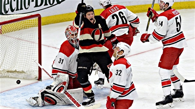 Chris Neil réagit au but de Cody Ceci, absent de la photo Chris Neil réagit au but de Cody Ceci, absent de la photo