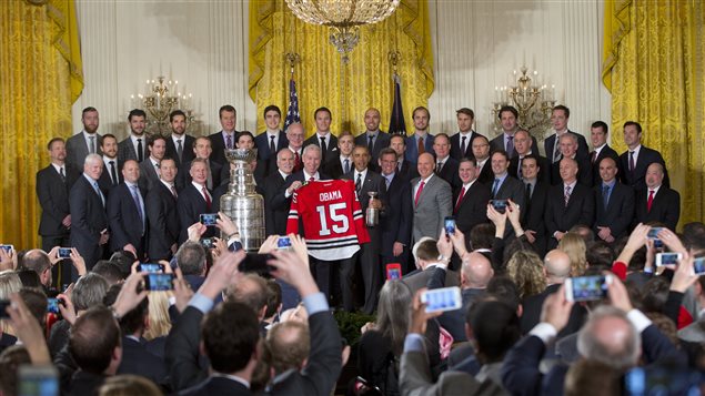 Le président Obama en présence de l'équipe des Blackhawks de Chicago à la Maison-Blanche. Le président Obama en présence de l'équipe des Blackhawks de Chicago à la Maison-Blanche.