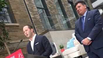 Aaron Zifkin (au micro), directeur national d'Airbnb, et Charles Sousa, ministre des Finances Aaron Zifkin (au micro), directeur national d'Airbnb, et Charles Sousa, ministre des Finances