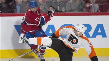 R.J. Umberger entre en contact avec Torrey Mitchell en deuxième période. R.J. Umberger entre en contact avec Torrey Mitchell en deuxième période.