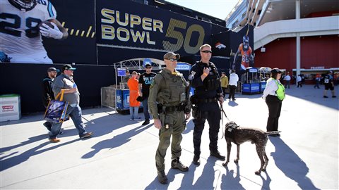 Des policiers surveillent le stade lors du Superbowl. Des policiers surveillent le stade lors du Superbowl.