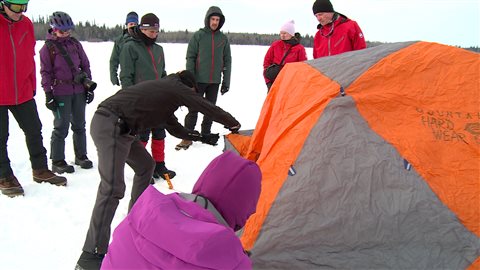 Les 10 participants du camp d'hiver doivent apprendre à monter une tente sur la neige. Les 10 participants du camp d'hiver doivent apprendre à monter une tente sur la neige.