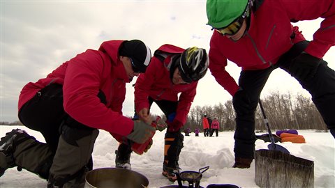 Les participants essaient d'opérer un réchaud de camping. Les participants essaient d'opérer un réchaud de camping.
