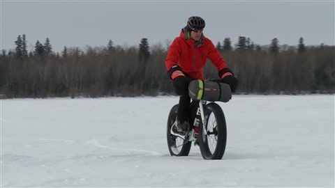 Cameron Dubé, guide du camp d'hiver Fat Bike Lake Winnipeg se promène en VPS Cameron Dubé, guide du camp d'hiver Fat Bike Lake Winnipeg se promène en VPS