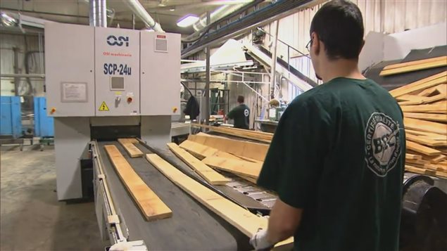 L'un des nouveaux équipements automatisés permettant la vérification des planches. L'un des nouveaux équipements automatisés permettant la vérification des planches.