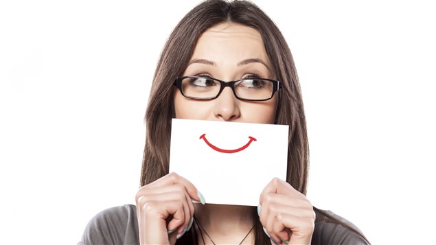 Une femme souriante. Une femme souriante.