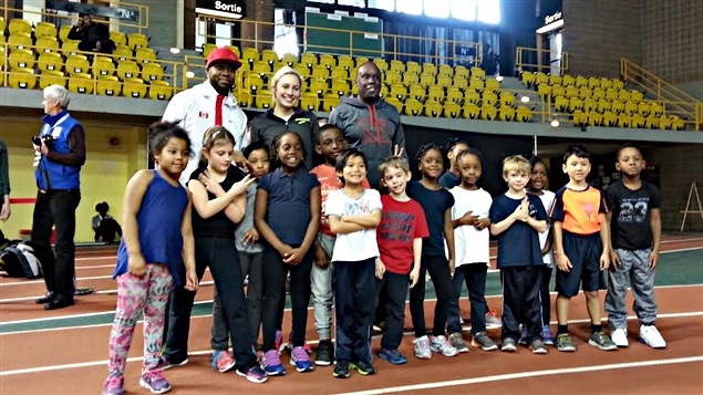 Bruny Surin (en haut, à droite) avec un groupe de jeunes au Complexe Claude-Robillard Bruny Surin (en haut, à droite) avec un groupe de jeunes au Complexe Claude-Robillard