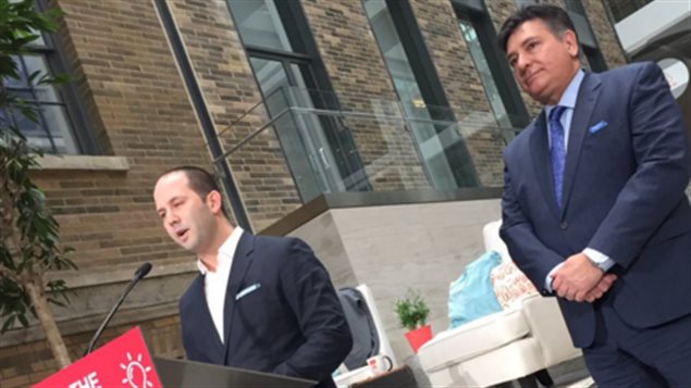 Aaron Zifkin (au micro), directeur national d'Airbnb, et Charles Sousa, ministre des Finances