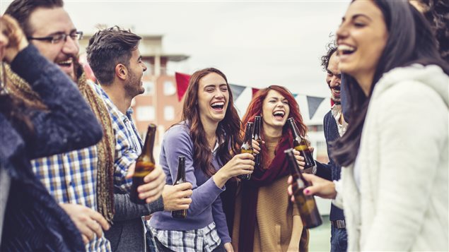 Des jeunes boivent de la bière. Des jeunes boivent de la bière.