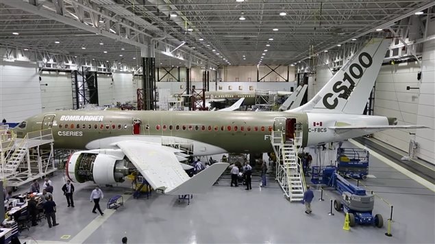 Une usine de Bombardier où l'on assemble des avions de la C Series. Une usine de Bombardier où l'on assemble des avions de la C Series.