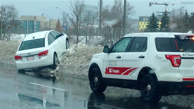 Une voiture qui a terminé sa course sur un banc de neige à la suite d'une sortie de route à Ottawa. Une voiture qui a terminé sa course sur un banc de neige à la suite d'une sortie de route à Ottawa.