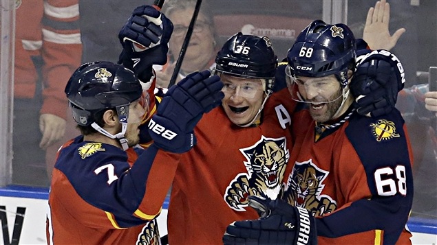 Dmitry Kulikov et Jussi Jokinen félicitent Jaromir Jagr pour le premier de ses deux buts du match Dmitry Kulikov et Jussi Jokinen félicitent Jaromir Jagr pour le premier de ses deux buts du match