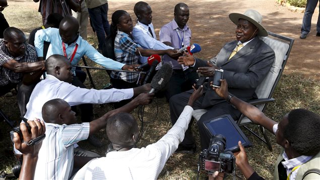 Le président Yoweri Museveni s'adresse aux journalistes après avoir voté, le 18 février. Le président Yoweri Museveni s'adresse aux journalistes après avoir voté, le 18 février.