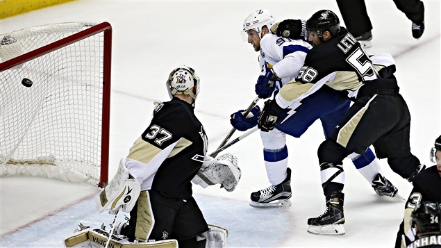Steven Stamkos marque le 300e but de sa carrière sous malgré la surveillance de Kristopher Letang Steven Stamkos marque le 300e but de sa carrière sous malgré la surveillance de Kristopher Letang