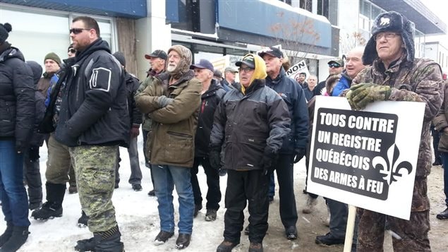 Des opposants au registre des armes à feu réunis à Alma Des opposants au registre des armes à feu réunis à Alma
