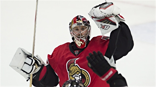 Craig Anderson célèbre la victoire des Sénateurs Craig Anderson célèbre la victoire des Sénateurs