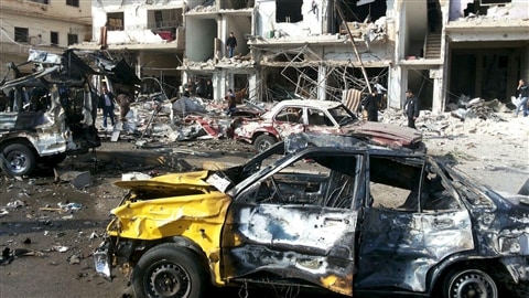 Le double attentat à la voiture piégée dans la ville de Homs a provoqué des dégâts importants : des devantures ont été soufflées et des voitures et des minibus détruits. Le double attentat à la voiture piégée dans la ville de Homs a provoqué des dégâts importants : des devantures ont été soufflées et des voitures et des minibus détruits.