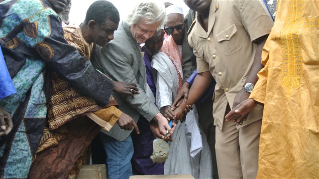 Le représentant de l'ambassade du Canada au Sénégal, Guy Banville, a participé à la pose de la première pierre du futur centre de santé Christine Sasseville, à Montréal au Sénégal, en présence de dignitaires locaux. Le représentant de l'ambassade du Canada au Sénégal, Guy Banville, a participé à la pose de la première pierre du futur centre de santé Christine Sasseville, à Montréal au Sénégal, en présence de dignitaires locaux.