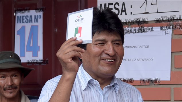Le président bolivien Evo Morales vote au référendum, dimanche. Le président bolivien Evo Morales vote au référendum, dimanche.