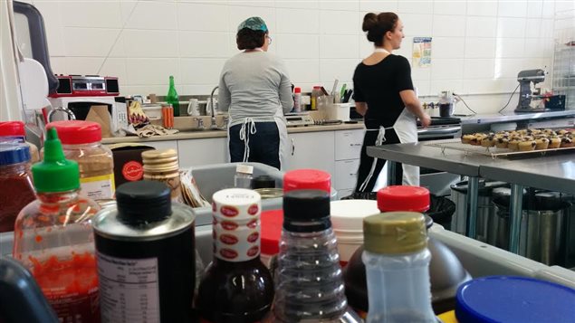 La cuisine où l'on fabrique les boîtes à lunch La cuisine où l'on fabrique les boîtes à lunch