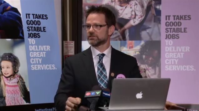 Tim Maguire du SCFP s'impatiente dans les négociations avec la Ville de Toronto. Tim Maguire du SCFP s'impatiente dans les négociations avec la Ville de Toronto.