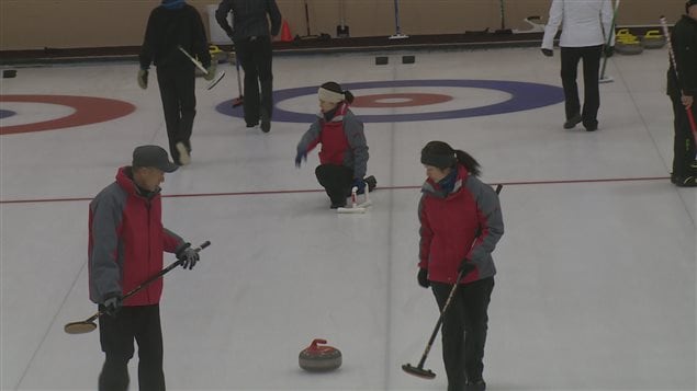 Équipe de curling sur la glace Équipe de curling sur la glace