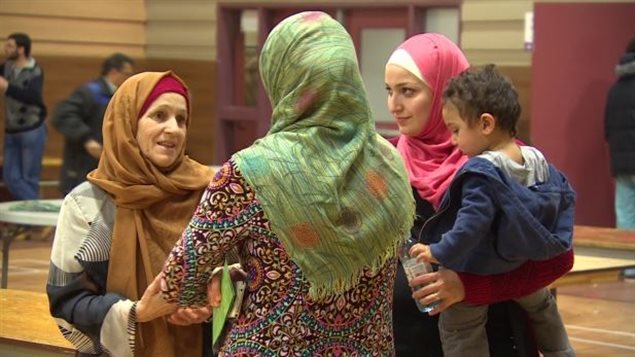 Une fête d'accueil a été organisée pour les réfugiés syriens arrivés récemment. Une fête d'accueil a été organisée pour les réfugiés syriens arrivés récemment.