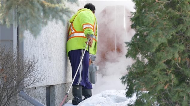 Un employé de la Ville de Winnipeg fait fondre la neige près d'une résidence du croissant Bayne, le 21 février 2016, où les policiers enquêtent sur la mort du jeune Cooper Nemeth, disparu sept jours plus tôt. Un employé de la Ville de Winnipeg fait fondre la neige près d'une résidence du croissant Bayne, le 21 février 2016, où les policiers enquêtent sur la mort du jeune Cooper Nemeth, disparu sept jours plus tôt.