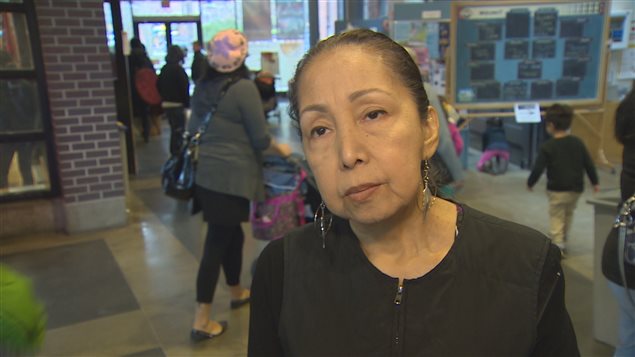 La militante communautaire Kat Norris réagit à la publication d'un livre par Robert Pickton le 21 février 2016 à Vancouver. La militante communautaire Kat Norris réagit à la publication d'un livre par Robert Pickton le 21 février 2016 à Vancouver.