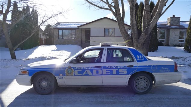 Une voiture du Service de police de Winnipeg garde une maison du croissant Bayne, dans le quartier North Kildonan, le matin du 21 février 2016. Une voiture du Service de police de Winnipeg garde une maison du croissant Bayne, dans le quartier North Kildonan, le matin du 21 février 2016.