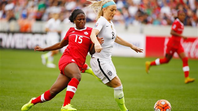La Canadienne Nichelle Prince (#15) bataille pour le ballon face à l'Américaine Julie Johnston (#8) La Canadienne Nichelle Prince (#15) bataille pour le ballon face à l'Américaine Julie Johnston (#8)