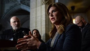 Rona Ambrose répond aux questions des journalistes le 22 février 2016. Rona Ambrose répond aux questions des journalistes le 22 février 2016.