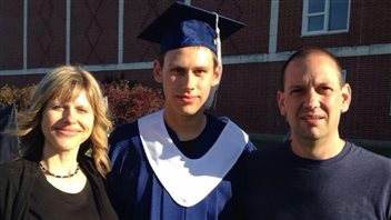 Brady Grattan avec ses parents, après la cérémonie de remise des diplômes de l'école secondaire Leo Hayes, l'an dernier, à Fredericton. Brady Grattan avec ses parents, après la cérémonie de remise des diplômes de l'école secondaire Leo Hayes, l'an dernier, à Fredericton.