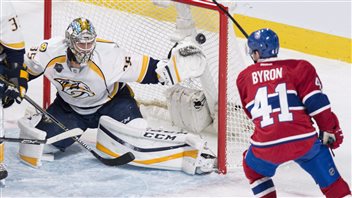 Pekka Rinne frustre Paul Byron d'un but en deuxième période. Pekka Rinne frustre Paul Byron d'un but en deuxième période.